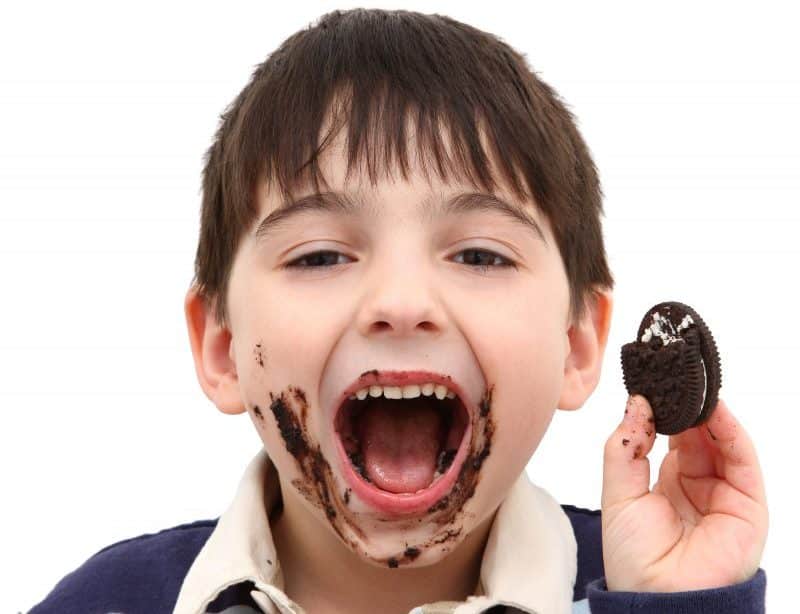 kinderen eten en drinken de hele dag door